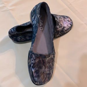 Slip on metallic casual shoes